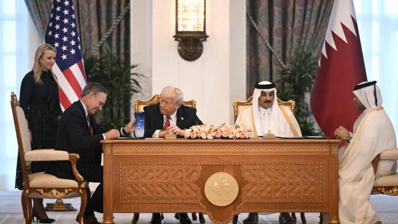 أمير قطر والرئيس الأمريكي يشهدان توقيع اتفاقية بوينغ