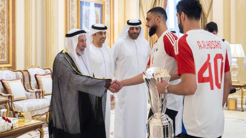 سلطان يستقبل فريق نادي الشارقة