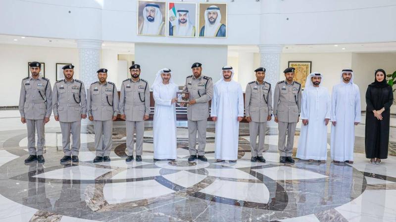 قائد شرطة الشارقة يكرم الدائرة القانونية تثميناً لجهودها المتميزة