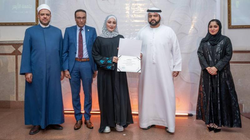محمد بن حمد يكرم إحدى المشاركات في الأمسية  
