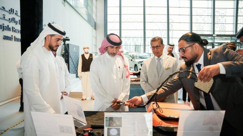 جانب من الفعالية للاطلاع على المعدات الحديثة في المختبر