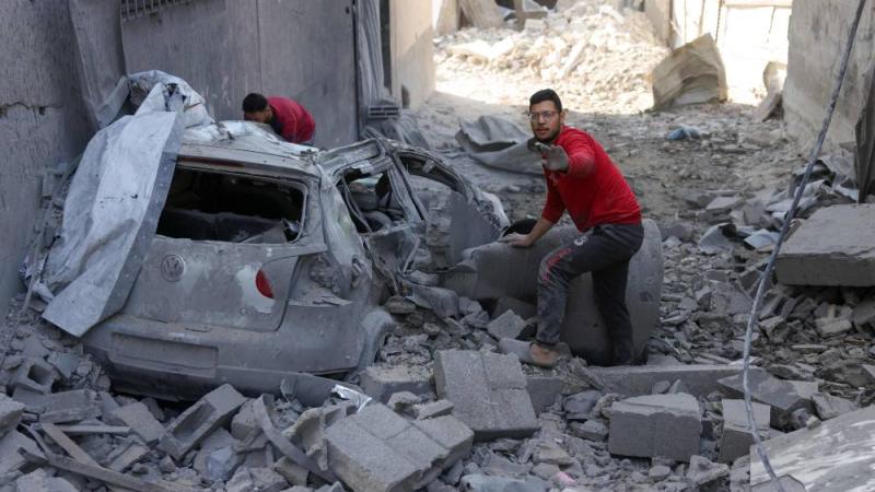 الجيش الإسرائيلي يقتل 52 فلسطينياً في غارات على غزة.. وإنذار بإخلاء 14 حياً