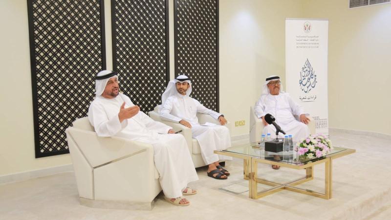 الشاعران ومقدم الجلسة