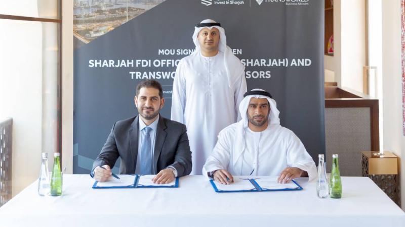 أحمد عبيد القصير ومحمد جمعة المشرخ وأحمد إبراهيم خلال توقيع الاتفاقية  