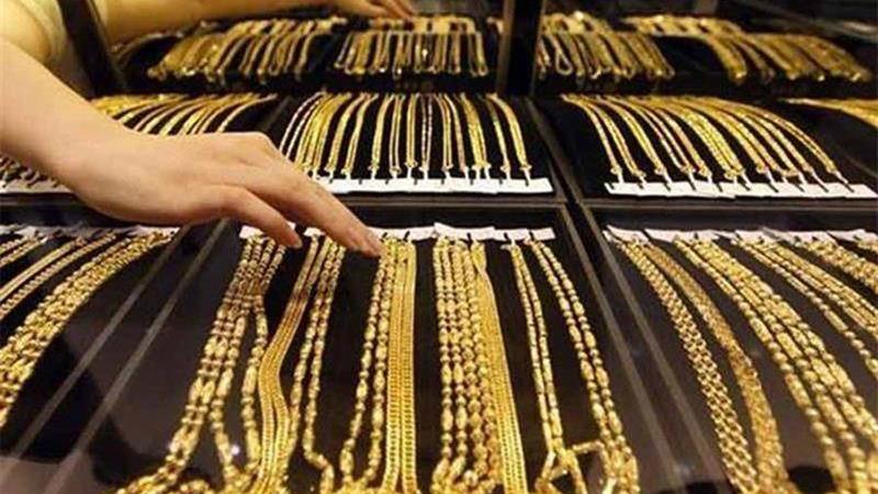 هبوط غير متوقع في أسعار الذهب عالمياً وصعود للدولار.. إلى أين تتجه الأسواق؟