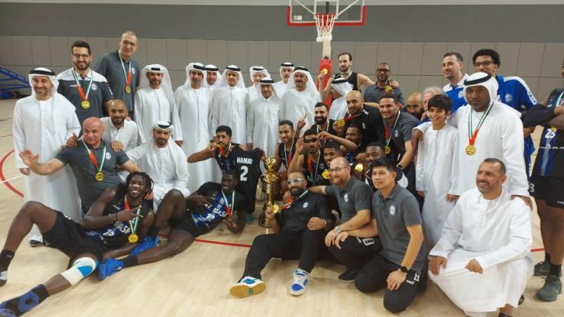 سعيد بن صقر وإسماعيل القرقاوي خلال تتويج النصر