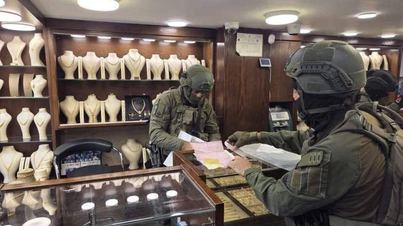 صادرت خزائن.. قوات إسرائيلية تداهم محال ذهب وصرافة في الضفة الغربية | فيديو