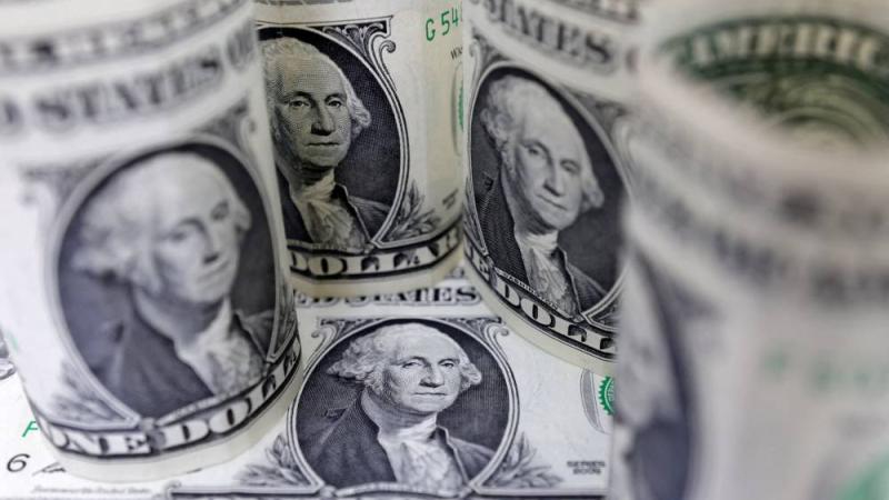 الدولار يرتفع والذهب يتراجع بعد وقف محكمة تنفيذ رسوم «يوم التحرير»