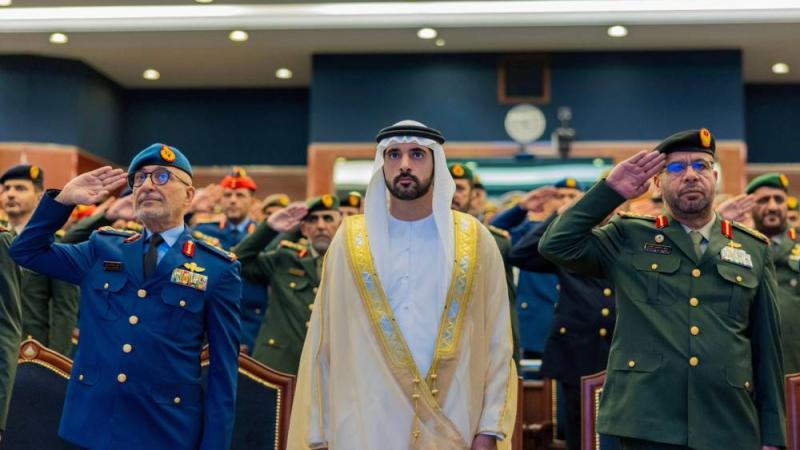 حمدان بن محمد يشهد تخريج دورة القيادة والأركان المشتركة الـ 34 بمقر الكلية في أبوظبي