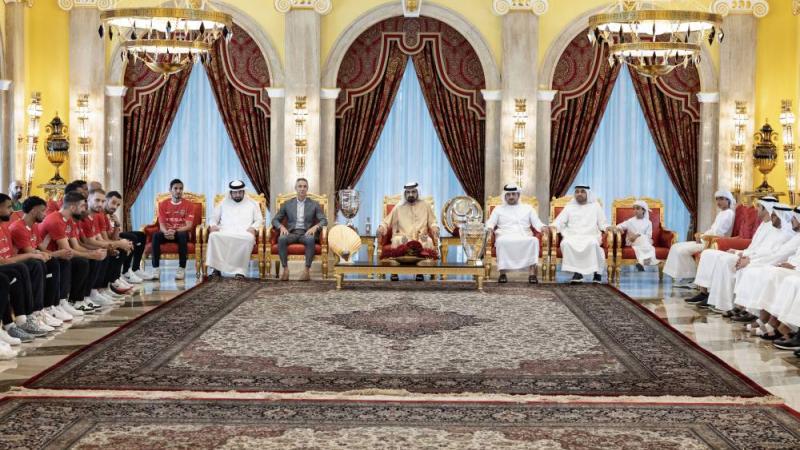 محمد بن راشد يتحدث للاعبين بحضور مكتوم بن محمد وأحمد بن محمد وخليفة سليمان