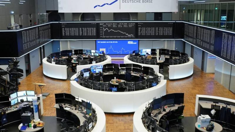 «ستوكس» الأوروبي يتراجع وسط ضبابية الرسوم الأمريكية