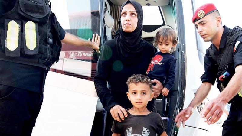 طفل فلسطيني جريح يصل مع ذويه إلى معبر جسر الملك حسين في الأردن 