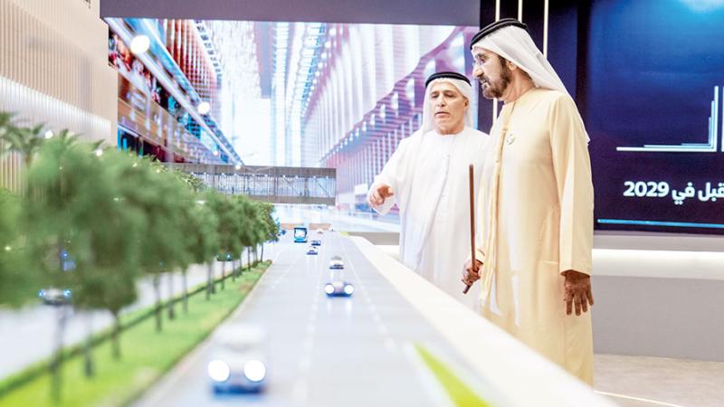 محمد بن راشد يستمع إلى شرح من مطر الطاير حول الخط الجديد