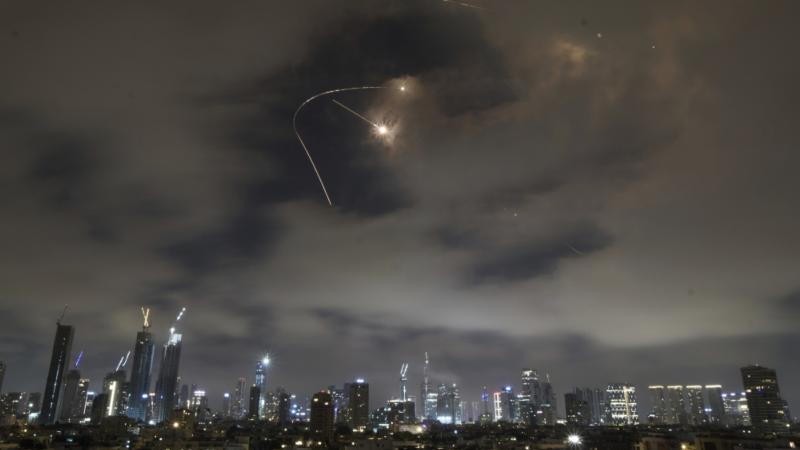 الدفاع الجوي الإسرائيلي يعترض صواريخ إيرانية فوق تل أبيب