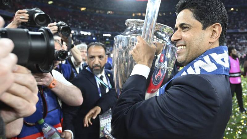 الخليفي يحمل كأس أوروبا