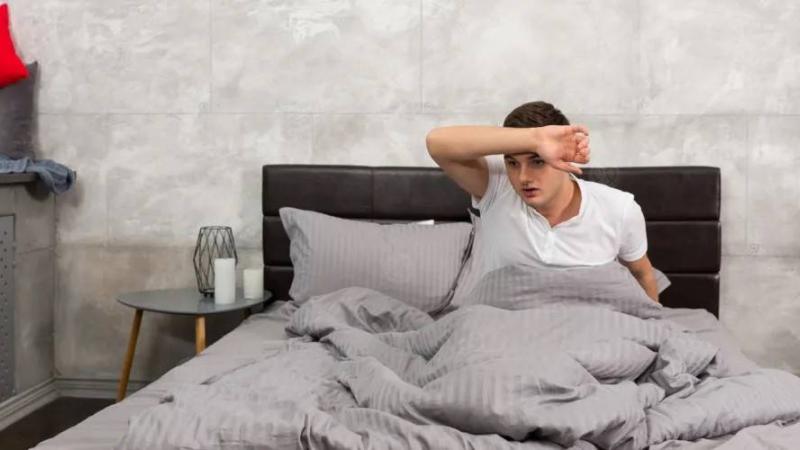 احذر تجاهله بعد موجة الحر.. التعرق الليلي مؤشر لأمراض خطرة