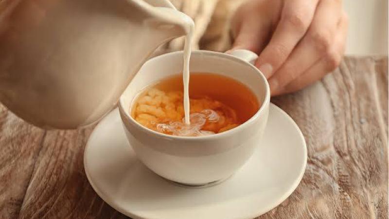 تناول الشاي بالحليب يومياً خطر صامت.. تعرف إلى الأعراض النفسية والجسدية المدمرة