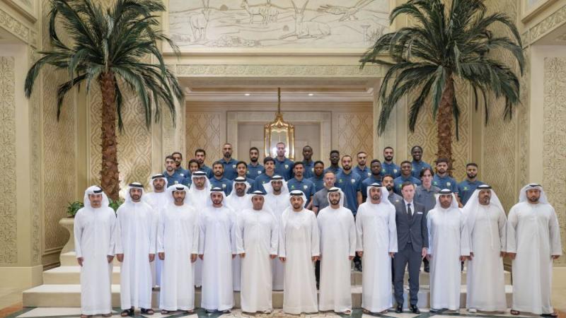 حمدان بن زايد يستقبل فريق الظفرة ويهنئهم بالصعود إلى دوري أدنوك للمحترفين