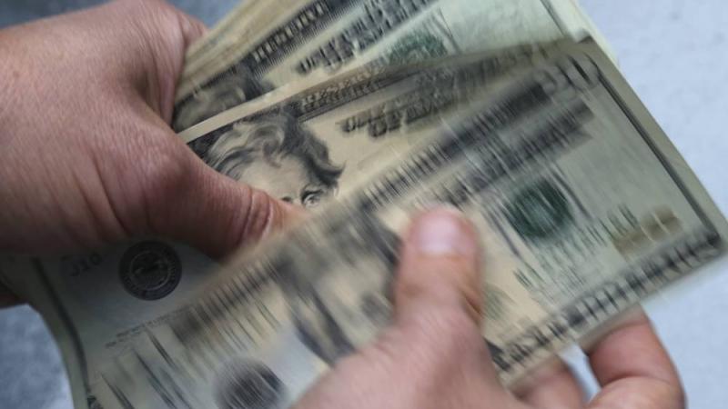 الدولار يتراجع مع تصاعد توترات التجارة وقبيل بيانات الوظائف