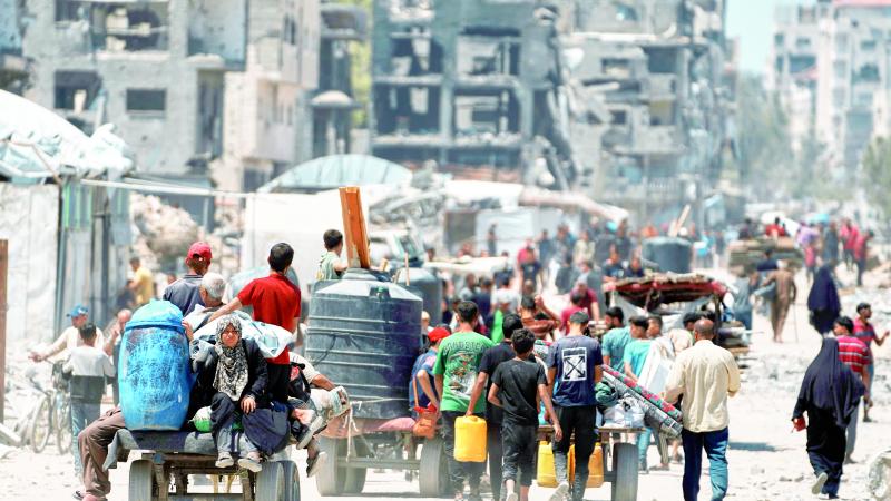 نازحون يعودون لاسترجاع أمتعتهم بعد ابتعاد الجيش الإسرائيلي عن منازلهم في شمال القطاع 