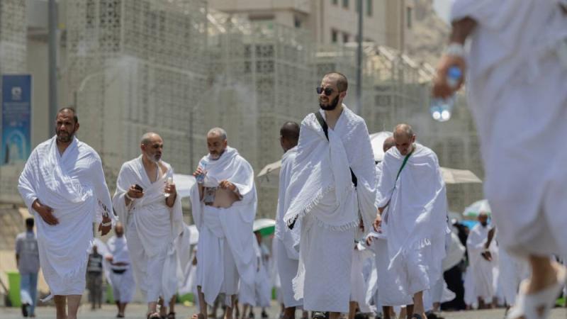 حجاج بيت الله الحرام في طريقهم إلى مشعر منى بمكة المكرمة (رويترز)