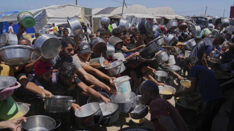 إنذار إسرائيلي بإخلاء مناطق في غزة.. ونتنياهو يعترف بتسليح ناهبي المساعدات