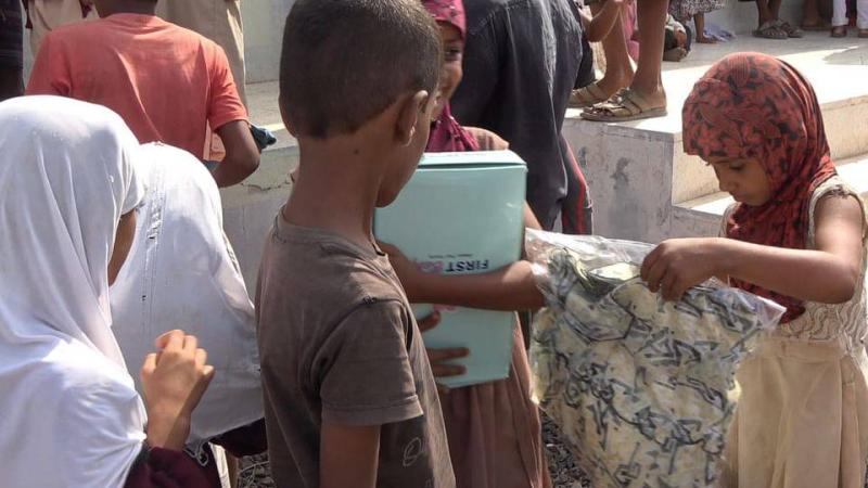 «الهلال الأحمر» تدعم مشروع كسوة العيد في الحديدة وتعز باليمن