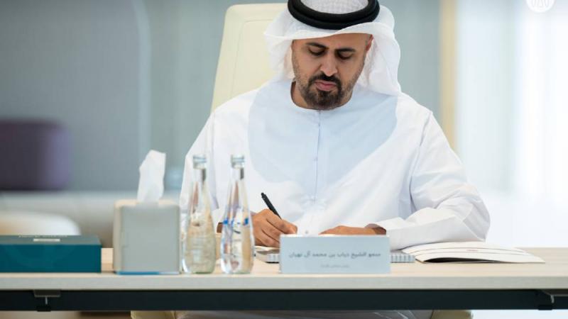 ذياب بن محمد بن زايد يطَّلع على مشاريع مؤسسة الإمارات