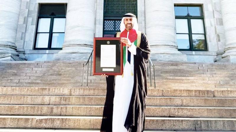 حميد الشامسي يحمل الشهادة