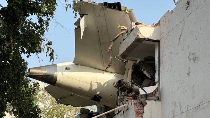 مشاهد للطائرة الهندية بعد سقوطها