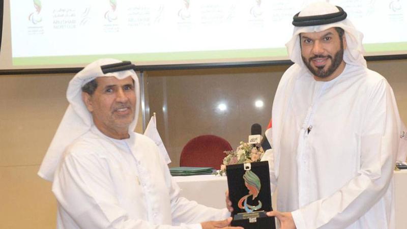 محمد الهاملي وحمد المحياس يتبادلان الدروع التذكارية