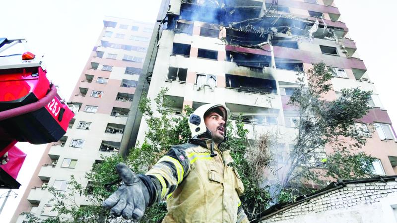 رجل إطفاء أمام موقع انفجار في مجمع سكني شمالي طهران 