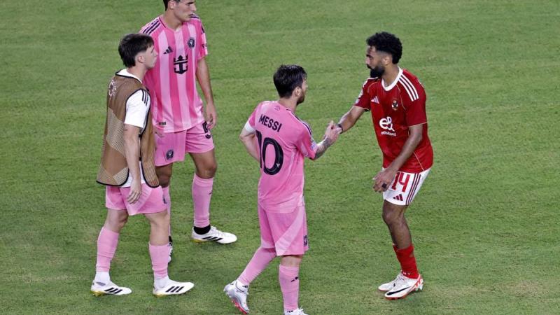 حسين الشحات لاعب الأهلي مصافحاً ميسي لاعب إنتر ميامي