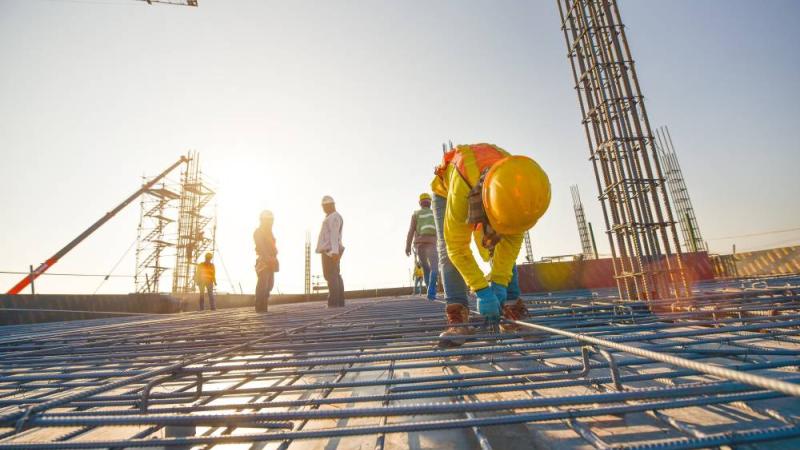 «بلدية أبوظبي» تدعو شركات البناء للالتزام بأوقات العمل خلال الصيف