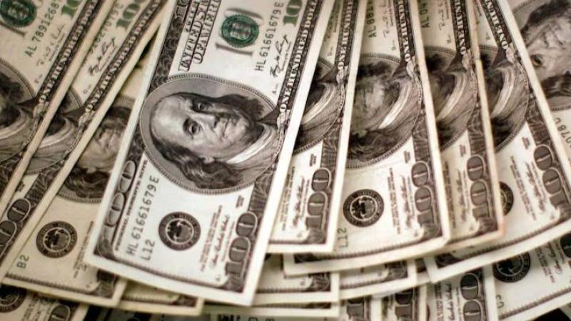 قفزة مفاجئة في سعر الدولار اليوم مقابل الجنيه تقلق الأسواق المصرية وتربك البنوك