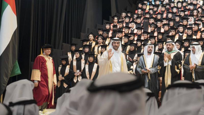 سلطان بن أحمد القاسمي يشهد حفل تخريج 566 طالبة في جامعة الشارقة