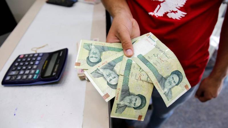صراف  يتفقد الريالات الإيرانية في بغداد (رويترز - أرشيفية)