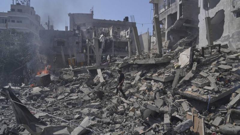 سكان غزة المنهكون من الحرب يتداولون صور الدمار في إسرائيل