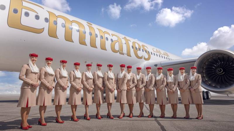 مضيفات طيران الإمارات أمام طائرة إيرباص A350
