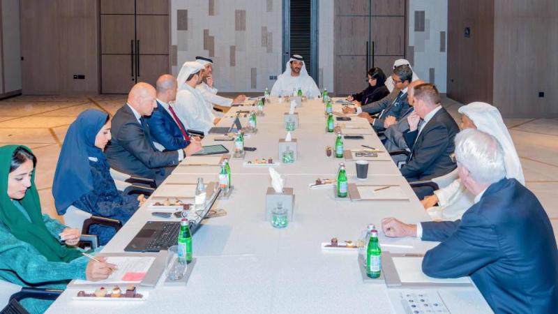 بن طوق خلال اجتماعه بالمجلس الاستشاري للضيافة