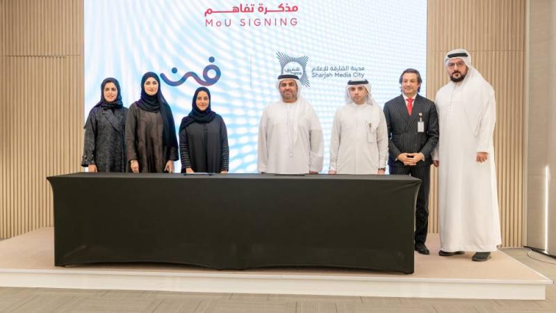 راشد العوبد وجواهر بنت عبدالله وممثلو «شمس» و«فن» خلال توقيع الاتفاقية