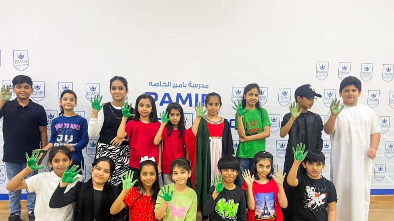 أكبر علم للإمارات ببصمات الأيدي في «غينيس»