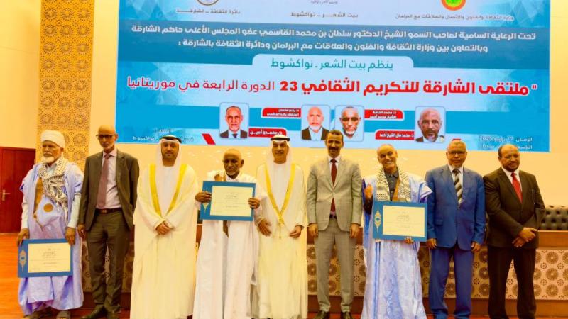 عبد الله العويس ومحمد القصير مع المكرمين