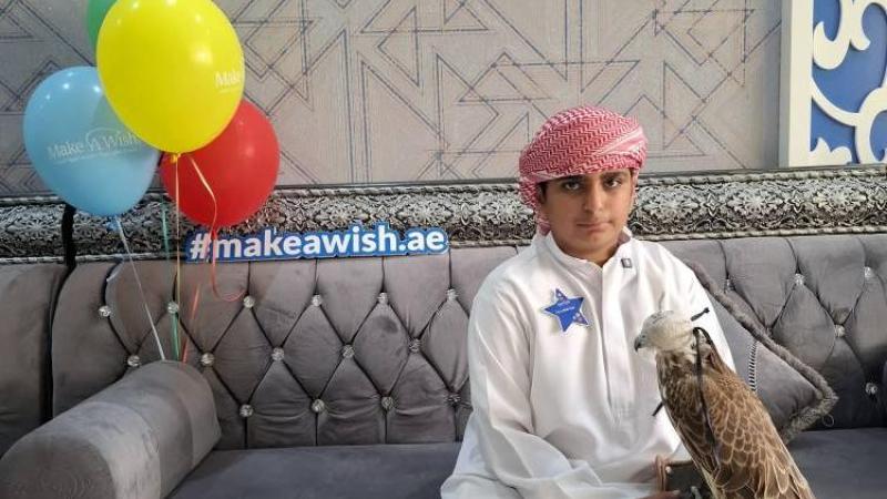 عبدالله يحمل الصقر