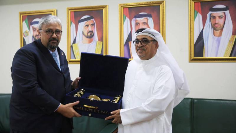 تبادل الهدايا التذكارية