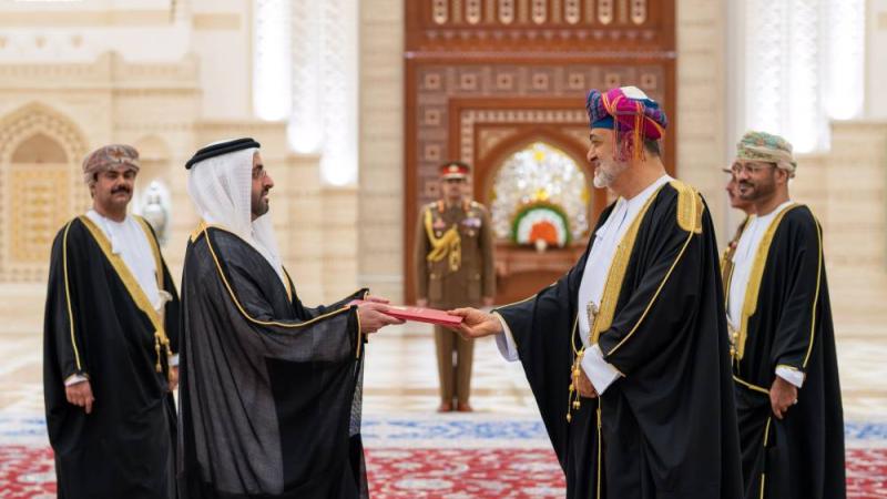 سفير الإمارات يقدِّم أوراق اعتماده إلى سلطان عُمان