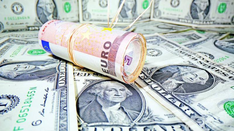 الدولار يقترب من تسجيل مكاسب أسبوعية