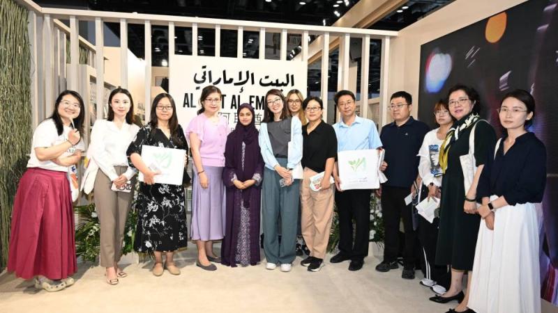 جناح الإمارات في معرض بكين للكتاب يشهد إقبالاً لافتاً