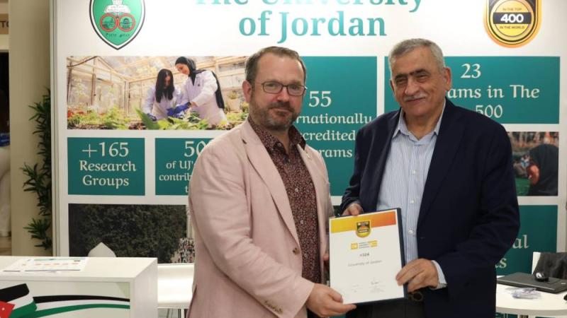 د. نذير عبيدات يتسلم شهادة تهنئة بالتصنيف الجديد