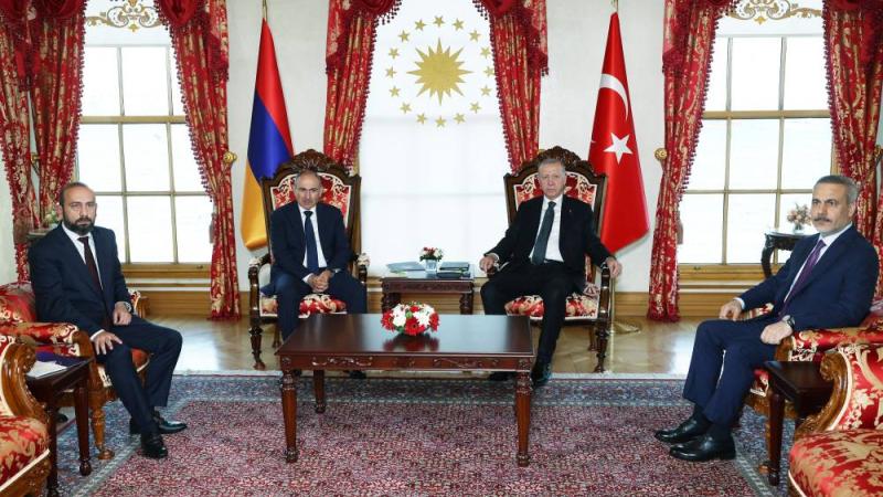 أردوغان ونيكول باشينيان خلال لقائهما في إسطنبول بحضور وزيري خارجية البلدين 